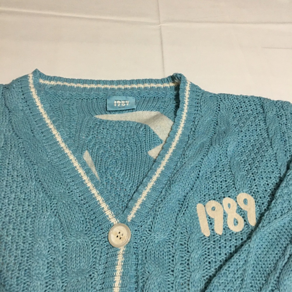 Taylor Swift 1989 Cardigan Taylor's Version Limited Edition MD/LG Cable Knit - Picture 3 of 8
